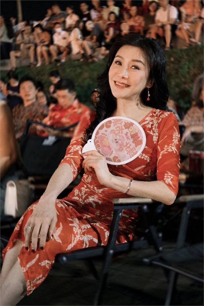 張慧儀重返家鄉，21歲養子曝光，這份「沉甸甸」責任背後全是？