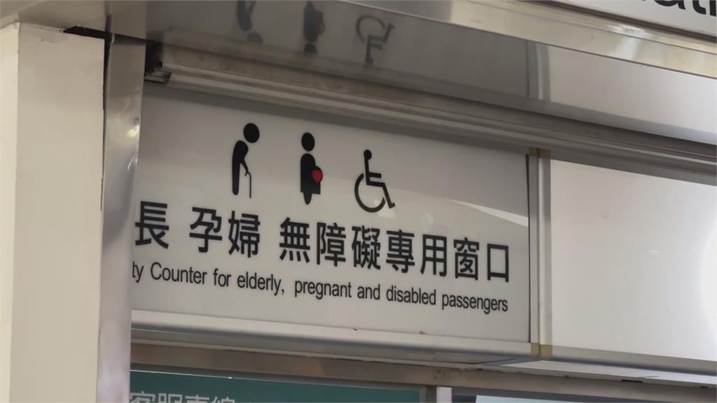 身障人士攤坐火車站大廳! 台鐵遭控未處理澄清:當下在找支援