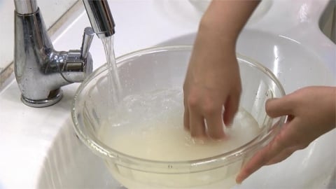 現代白米其實不用拼命搓揉!專家揭洗米誤區:動作不俐落恐讓白飯吸入雜味