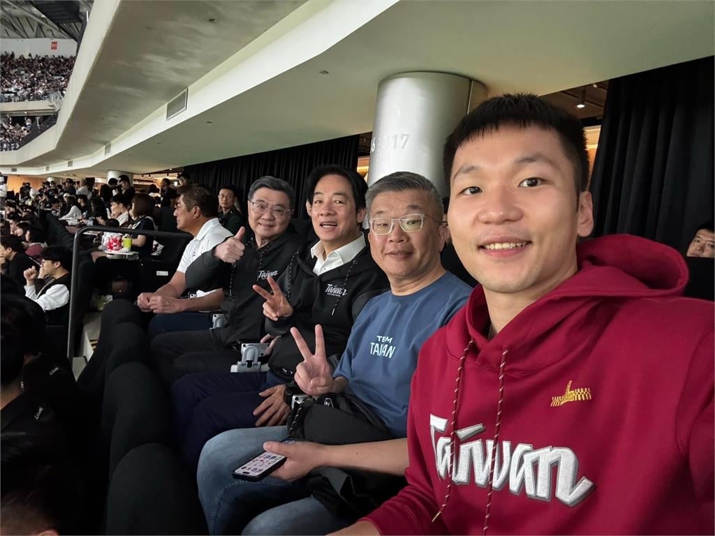 快新聞/古林睿煬對決老東家火腿隊 賴總統大巨蛋舉「應援巾」力挺嗨翻