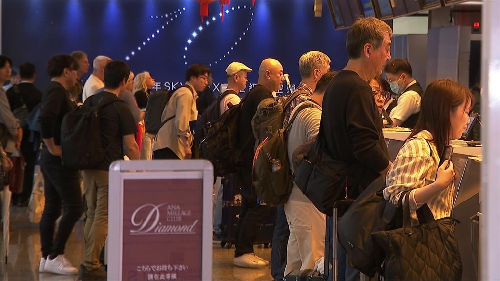 "新春第一飛"變驚嚇！　民眾"曬登機證"　飛機餐慘遭惡搞