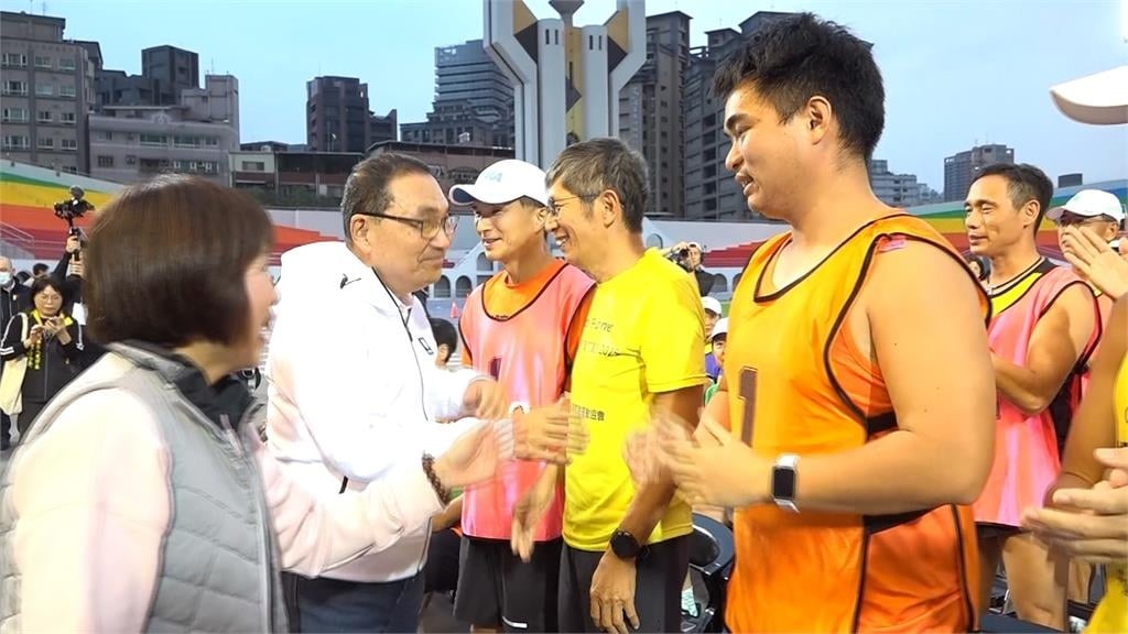 開箱板橋體育場「彩虹看台」 侯友宜:運動平權不再是口號