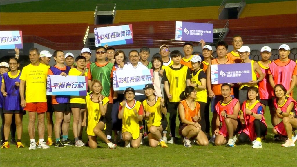 開箱板橋體育場「彩虹看台」 侯友宜:運動平權不再是口號