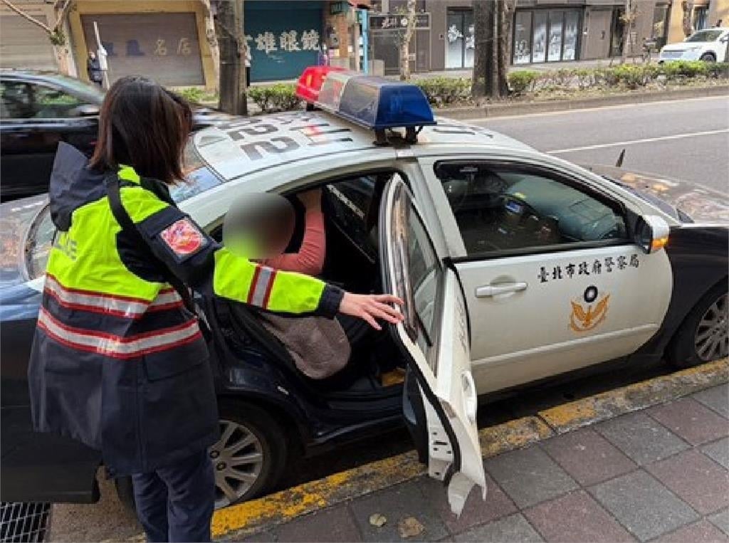 快新聞／寒夜守護團圓！松山暖警尋回赤腳失智母　家屬含淚致謝