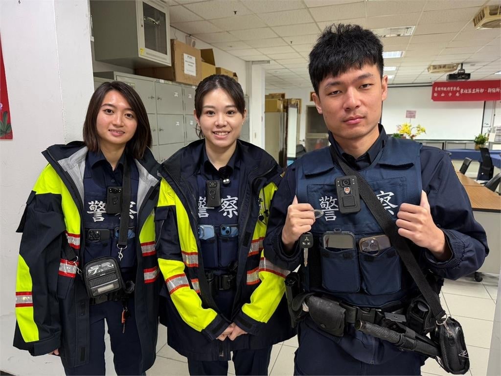 快新聞／寒夜守護團圓！松山暖警尋回赤腳失智母　家屬含淚致謝