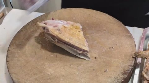 高雄知名鴨肉飯「吃到碎片」　業者坦承疏失、衛生局開罰