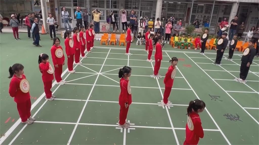 雲林古坑棋盤村辦象棋公開賽　小學生化身「象棋」為比賽暖身