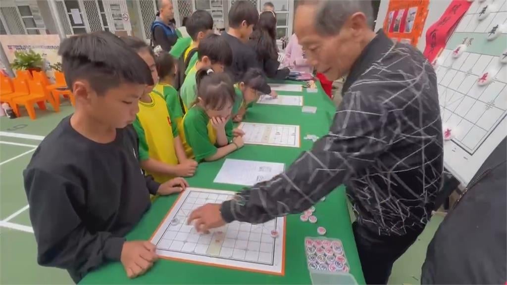 雲林古坑棋盤村辦象棋公開賽　小學生化身「象棋」為比賽暖身
