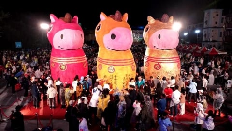 平溪天燈節今晚登場! 20呎馬年主燈亮相 全場驚呼連連