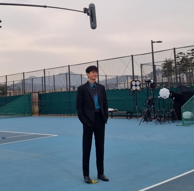 昔日韓劇男神被粉絲撞見在物流中心打工！認真搬貨模樣被大讚沒明星架子