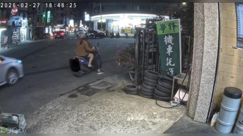 大學生載妹到車行「求幫鎖後照鏡」　回1字讓老闆開罵「竟給1星負評」