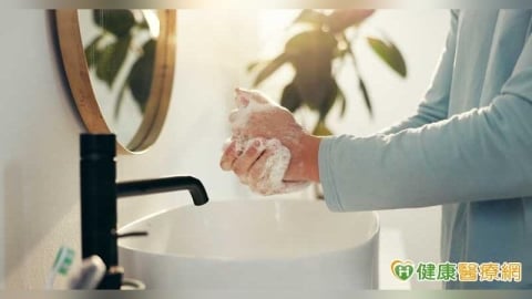 開學防腸病毒別只噴酒精　疾管署籲肥皂洗手防把病毒帶回家