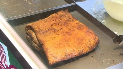 夜市港式脆皮燒肉買氣旺 老闆上網學廚藝開啟第二人生