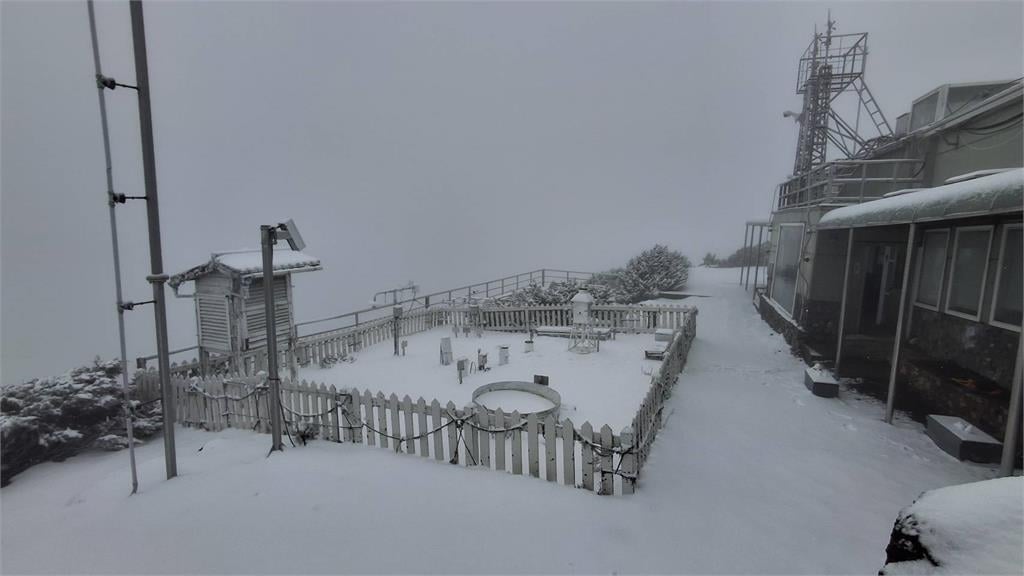 快新聞/玉山下雪了!可愛雪人伴「白色小鴨」現身 銀白世界如夢似幻