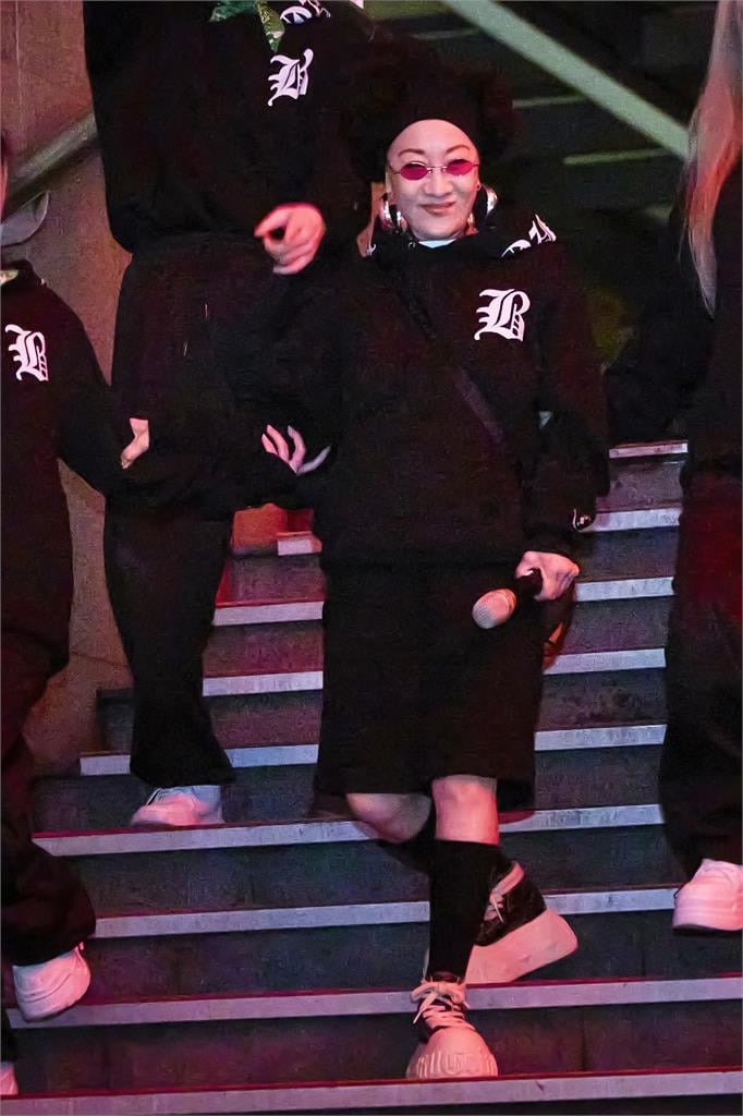 74歲比莉快閃信義區夜店　見年輕歌迷嗨跳「火山舞」差點落淚