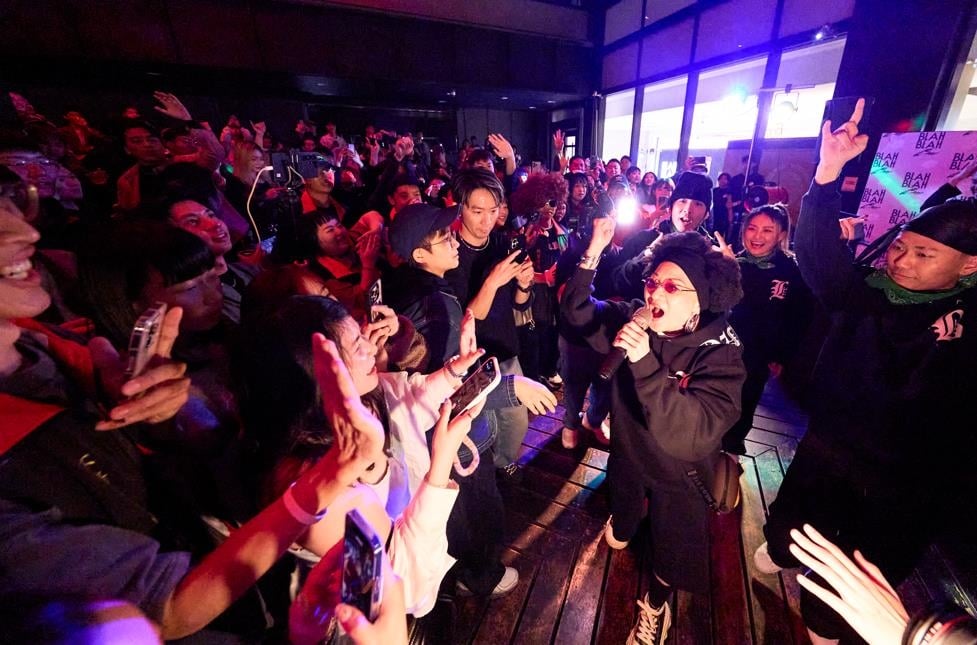 74歲比莉快閃信義區夜店　見年輕歌迷嗨跳「火山舞」差點落淚