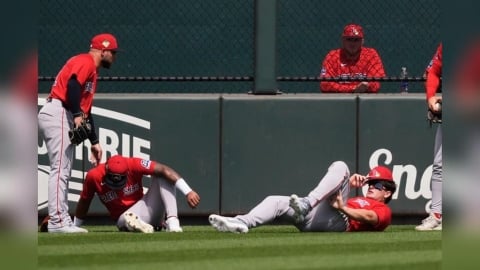 經典賽(影)／紅襪兩外野球星熱身賽中相撞倒地！恐讓美國隊及荷蘭隊捏把冷汗