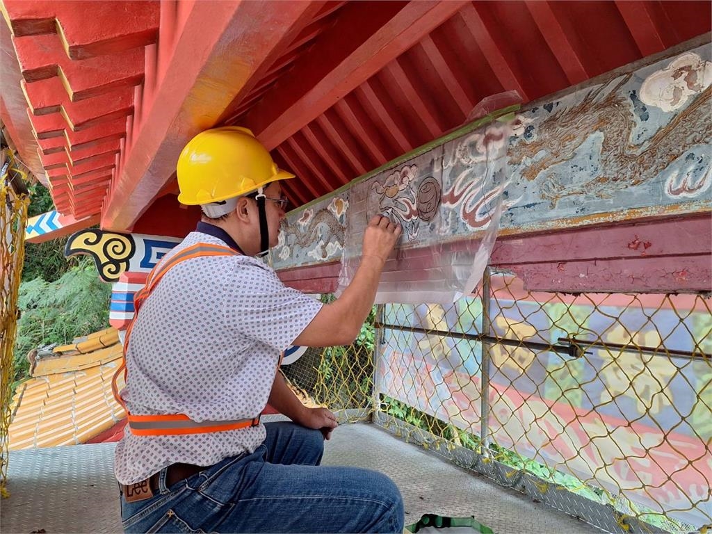 快新聞／別再破壞！太魯閣「中橫牌樓」兩度遭撞毀　修復完成風華再現