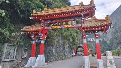 別再破壞!太魯閣「中橫牌樓」兩度遭撞毀 修復完成風華再現