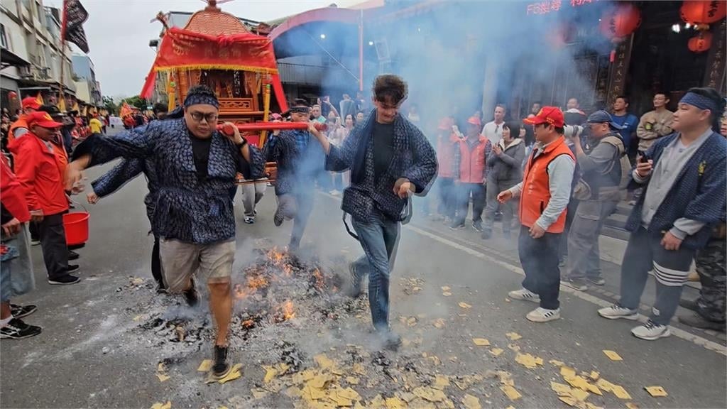 宜蘭利澤"走尪"傳承百年 "尪揹某"趣味賽熱鬧登場搶白米