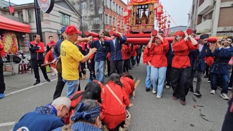 宜蘭利澤"走尪"傳承百年 "尪揹某"趣味賽熱鬧登場搶白米