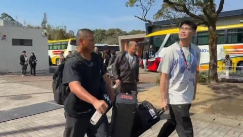 WBC台灣隊抵宮崎球場　球迷高舉陳傑憲球衣迎接