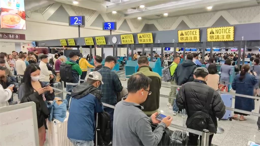 快新聞／出國注意！桃機報到系統故障　旅客大塞車畫面曝光