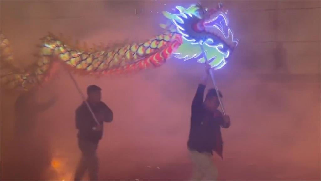 炸龍之夜 越炸越旺 神龍擺尾接受鞭炮洗禮場面震撼
