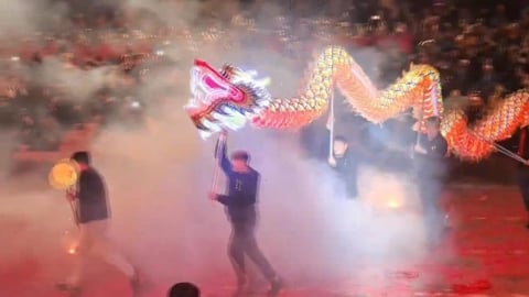 炸龍之夜 越炸越旺 神龍擺尾接受鞭炮洗禮場面震撼