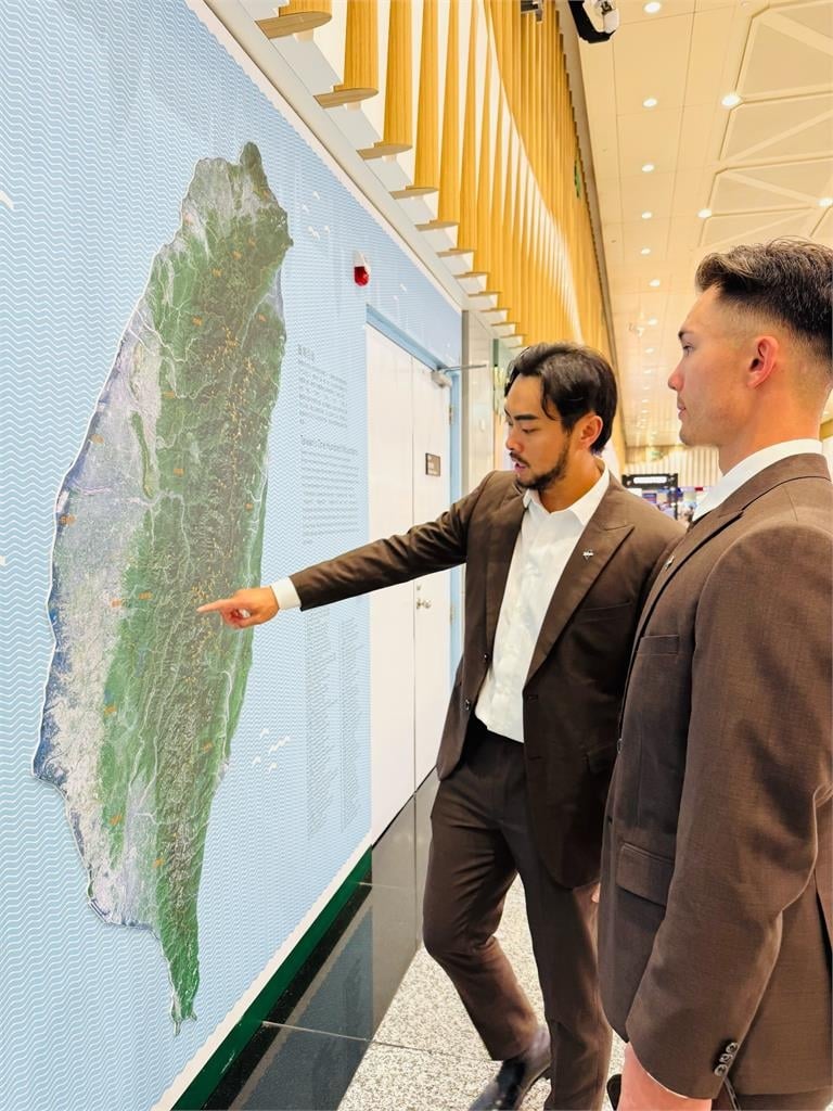 經典賽／路邊「帥炸老師」竟是林家正！網一看「費仔被抓來補課」被逼瘋：好乖