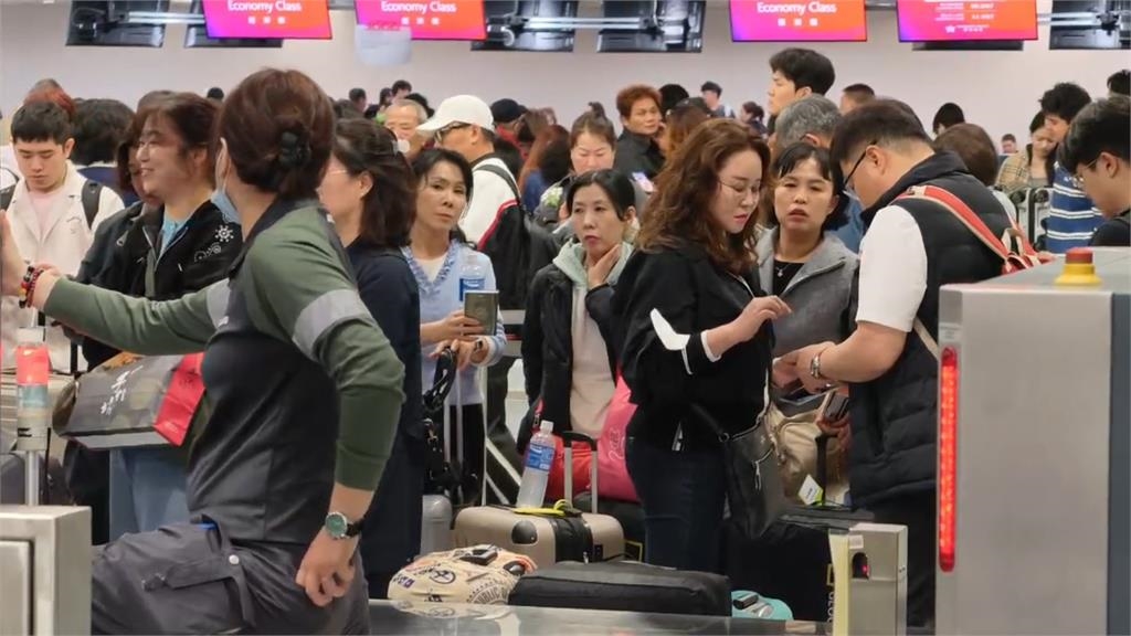 快新聞/故障排除!桃機系統恢復正常「人潮依然龐大」 建議提早到場辦手續