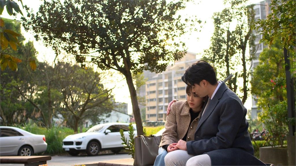 蘇晏霈、羅子惟公園「一吻定情」!學弟緊張到唇發抖 抓包「親錯位」現場羞翻