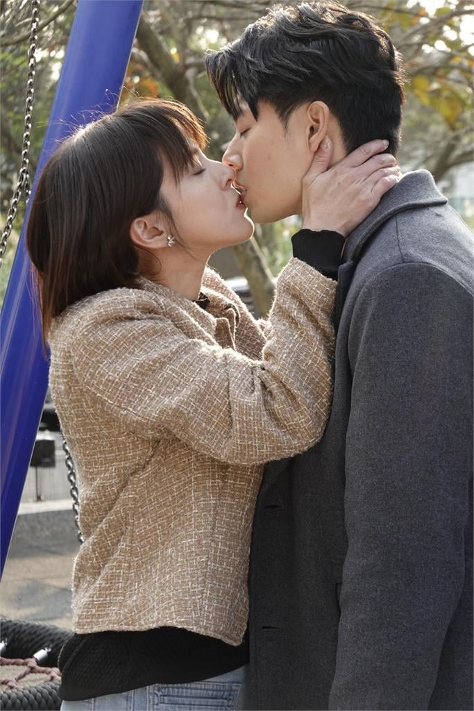 蘇晏霈、羅子惟公園「一吻定情」!學弟緊張到唇發抖 抓包「親錯位」現場羞翻