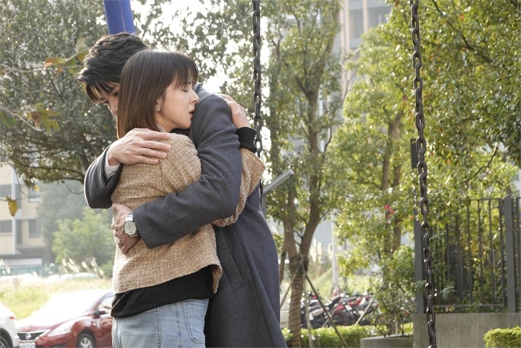 蘇晏霈、羅子惟公園「一吻定情」!學弟緊張到唇發抖 抓包「親錯位」現場羞翻