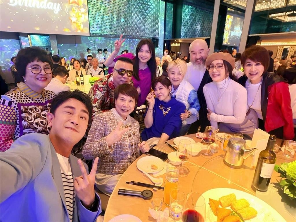 54歲辛龍消失5年「突貼臉陳美鳳」超近畫面公開！他揭「劉真入夢」復出近況