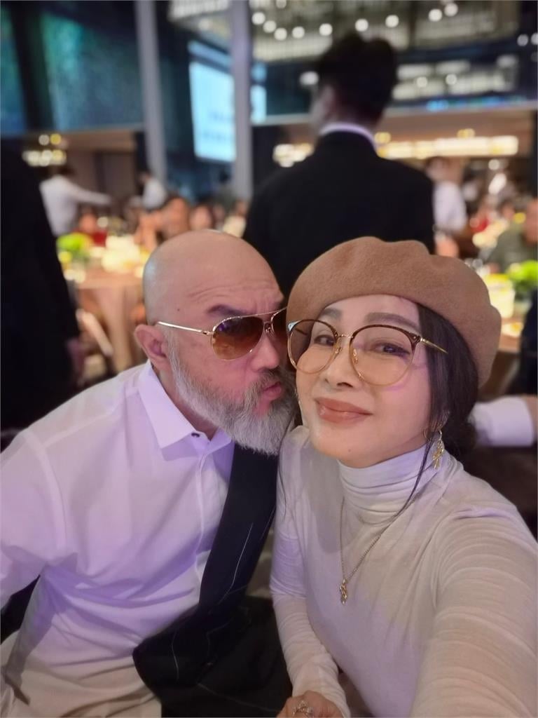 54歲辛龍消失5年「突貼臉陳美鳳」超近畫面公開！他揭「劉真入夢」復出近況