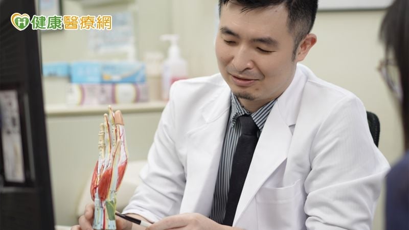 腱鞘囊腫治好又復發！他手腕長出「半顆乒乓球」醫揭治療新選擇