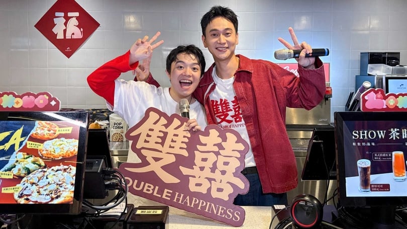 劉冠廷（右）、洪群鈞（左）化身售票員給影迷驚喜。（圖／水花電影提供）