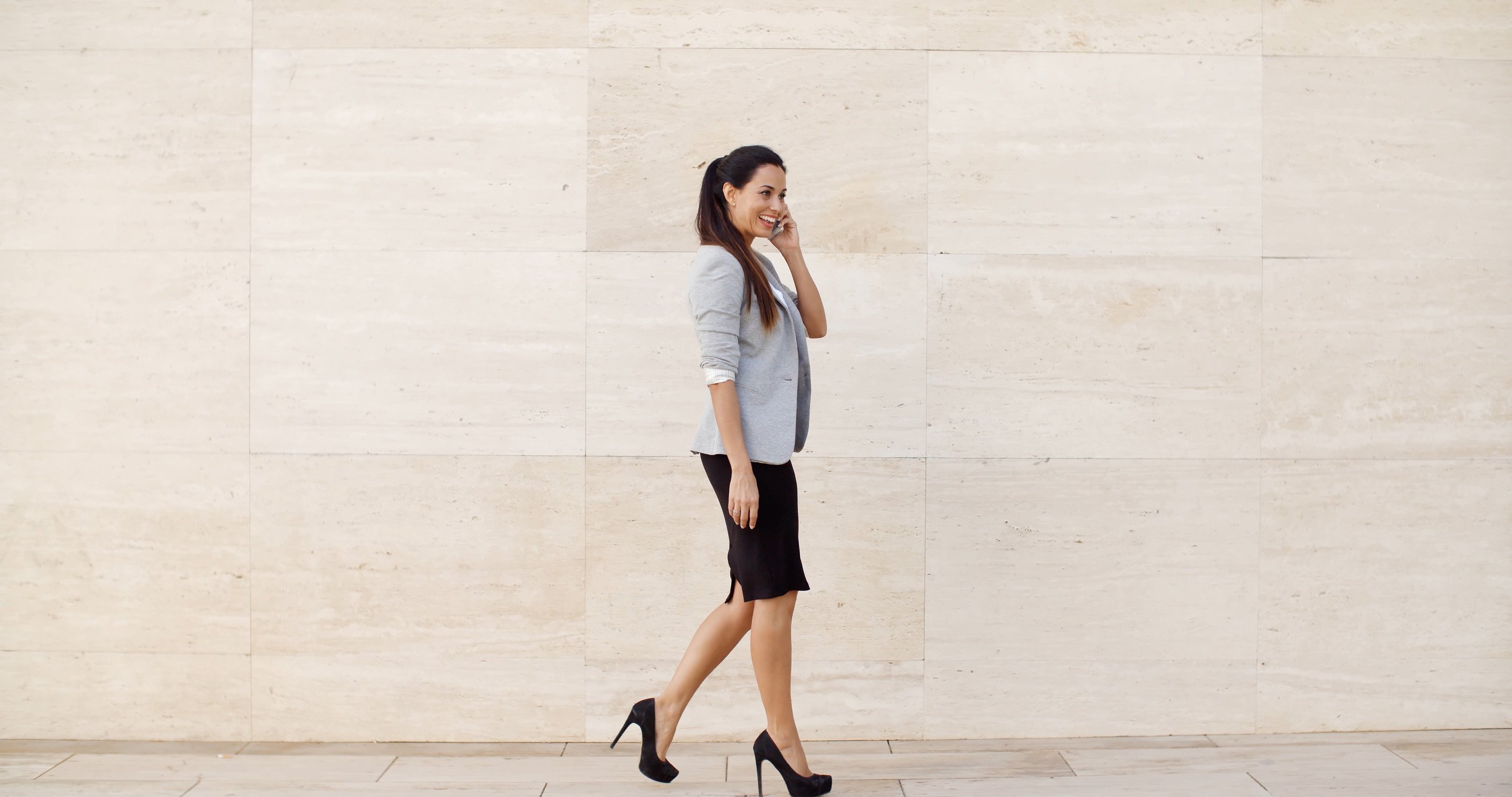 選一條深色鉛筆裙,上半身搭一件真絲襯衫,再踩上細帶高跟鞋。這種「上輕下重」的材質混搭,讓妳專業又保有法式女人的柔軟與優雅。圖/123RF圖庫