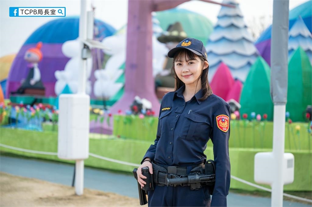 又想被逮捕?台中燈會「激正女警」暴紅…警粉專突拋IG「快追蹤」全場暴動