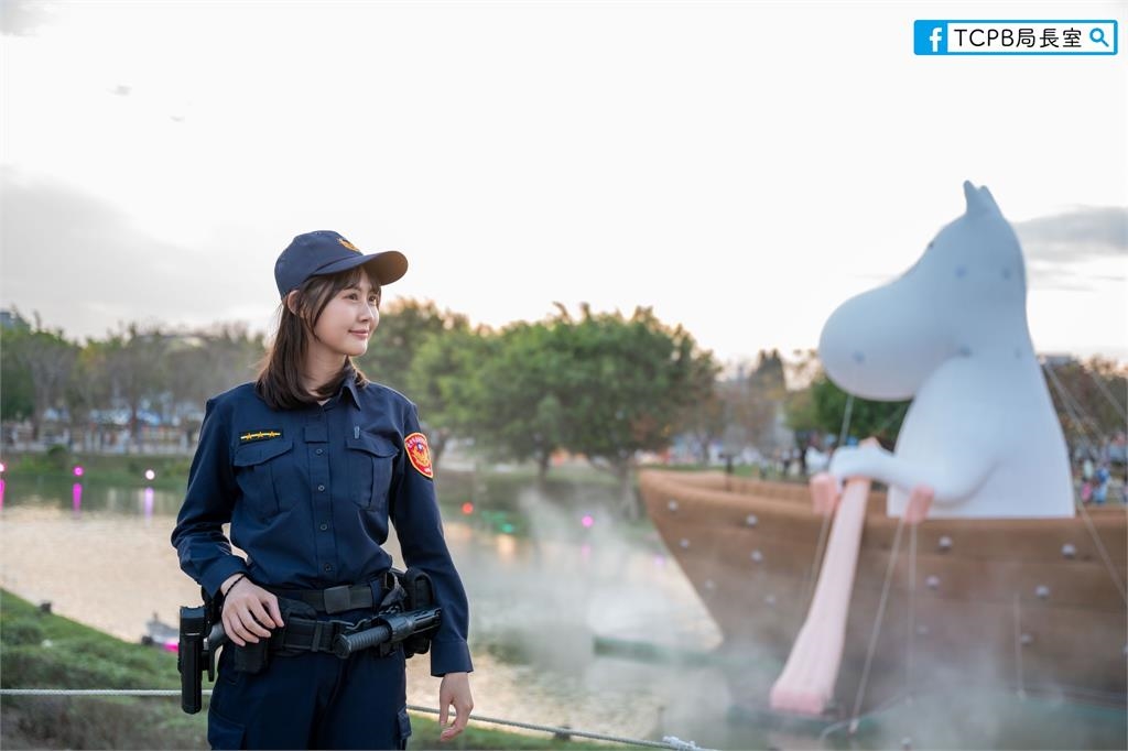 又想被逮捕?台中燈會「激正女警」暴紅…警粉專突拋IG「快追蹤」全場暴動