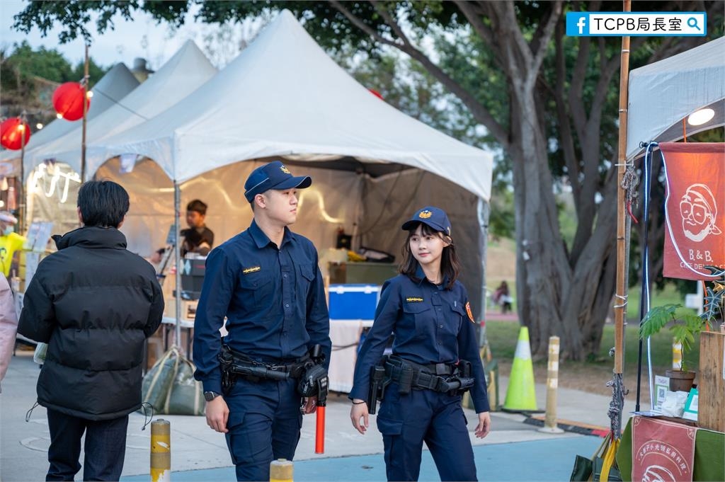 又想被逮捕?台中燈會「激正女警」暴紅…警粉專突拋IG「快追蹤」全場暴動