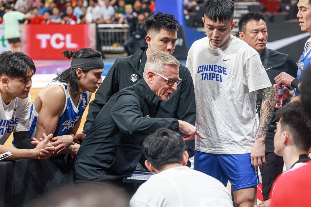 籃球(影)/台灣男籃搭機返國!機長廣播喊:拚勁讓球迷看見7月再寫精采篇章惹哭網友