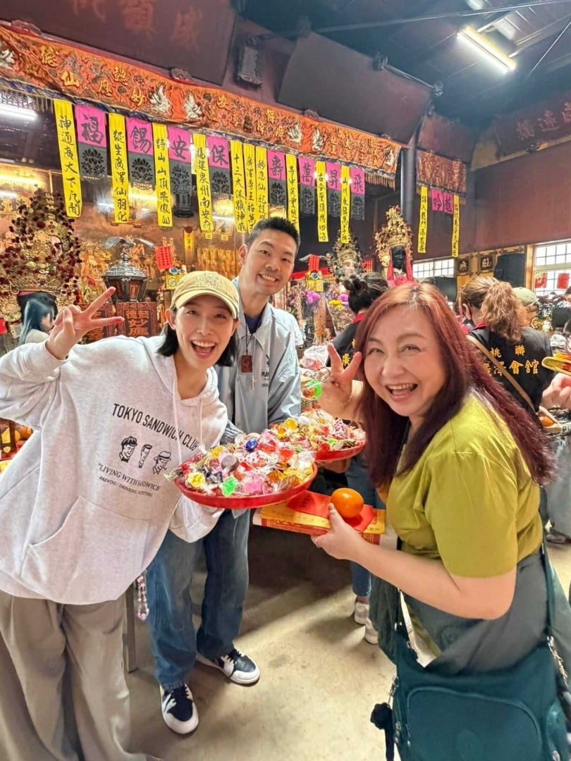 大年初六劉樸（左起）、陳大天、鄭怡在廣澤宮祈求開工順利大吉。（圖／翻攝自鄭怡臉書）