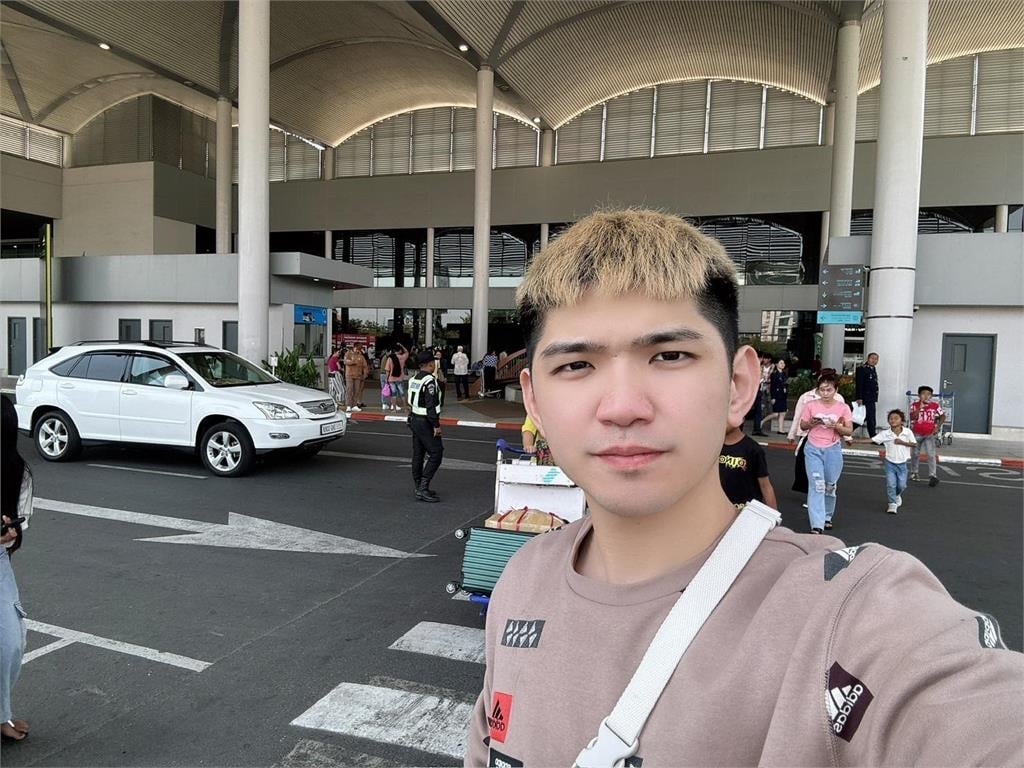 晚安小雞突PO機場自拍照！傳出獄被遣送中國…小編無奈曝「返台卡關」內幕