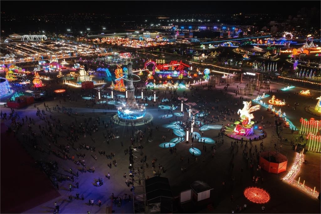 燈會主燈浮現2026國運！廖大乙驚「天馬縛死樹、插翅難飛」3大示警全說了