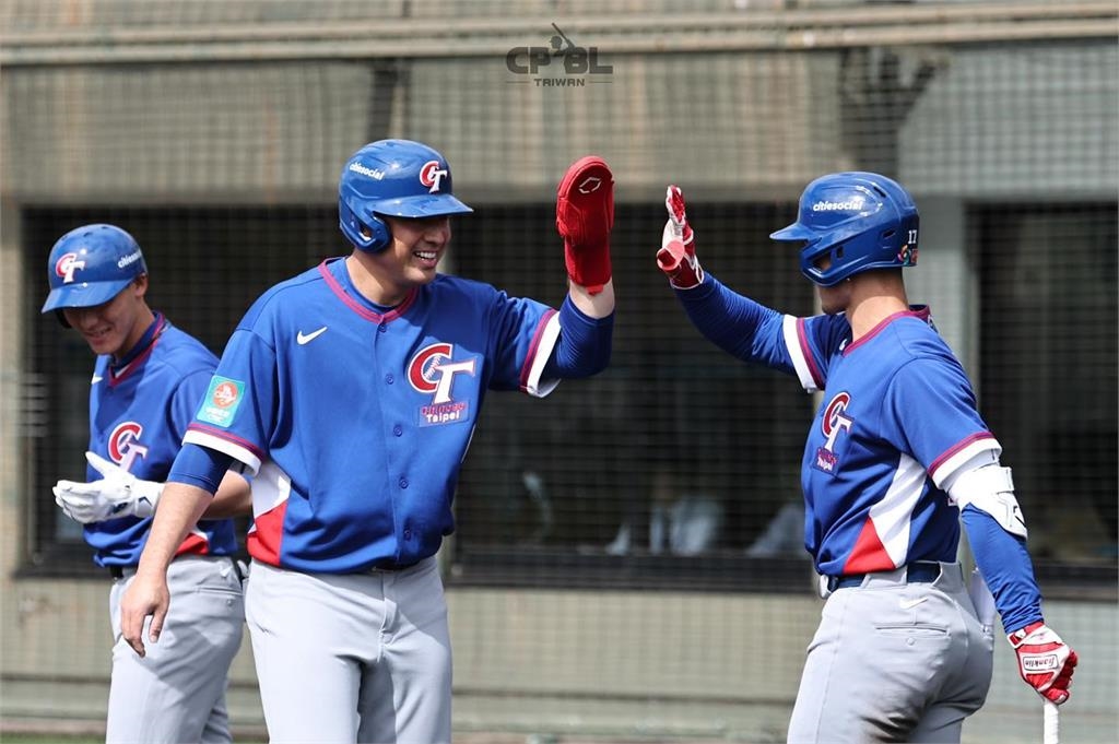 經典賽/帥又強!費仔台灣隊首秀「每次打擊都上壘」曾總賽後「我們是來贏球的」