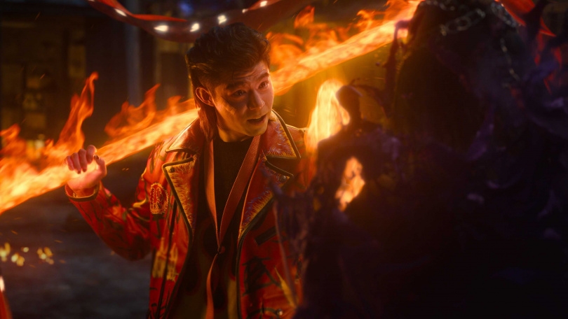 三太子王柏傑手持燃燒長棍。（圖／Netflix提供）