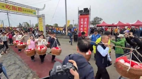 雲林慶元宵"吃飯擔"登場 烤豬.烤鱷魚呷平安