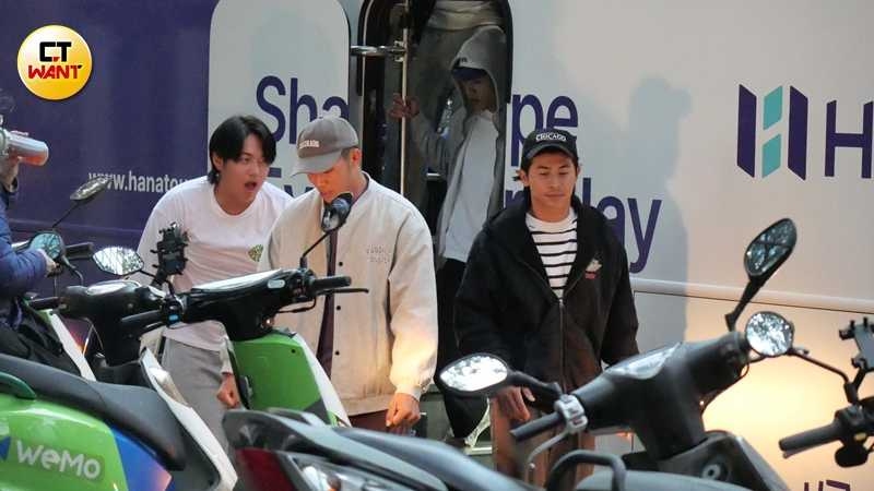 台灣隊長陳傑憲走下遊覽車。(圖/本刊攝影組)